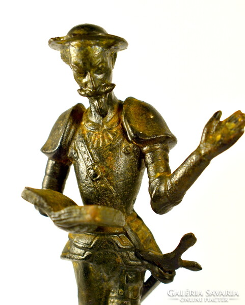 DON QUIJOTE KARDDAL ... JELZETT VAS SZOBOR
