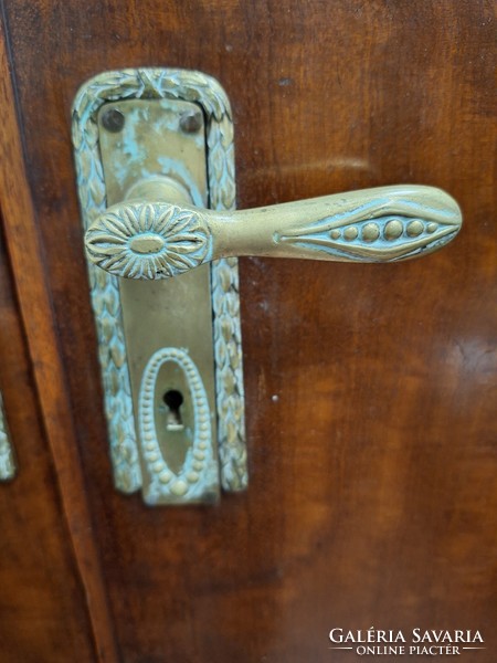 Gyönyörű artdeco ruhás szekrény, réz fogantyúkkal