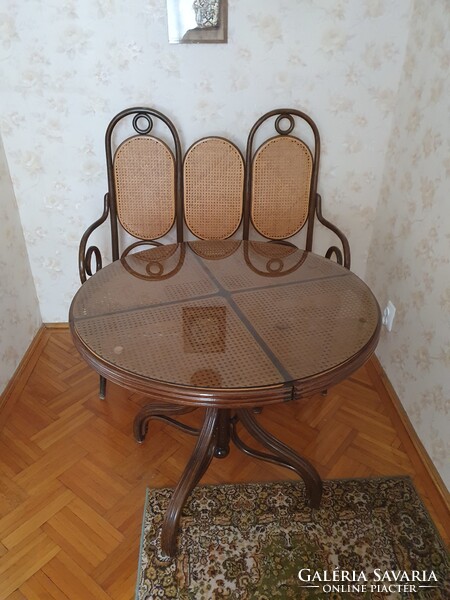Rattan Thonett jellegű 1 db 3 részes ülőke 1 db kerek asztal