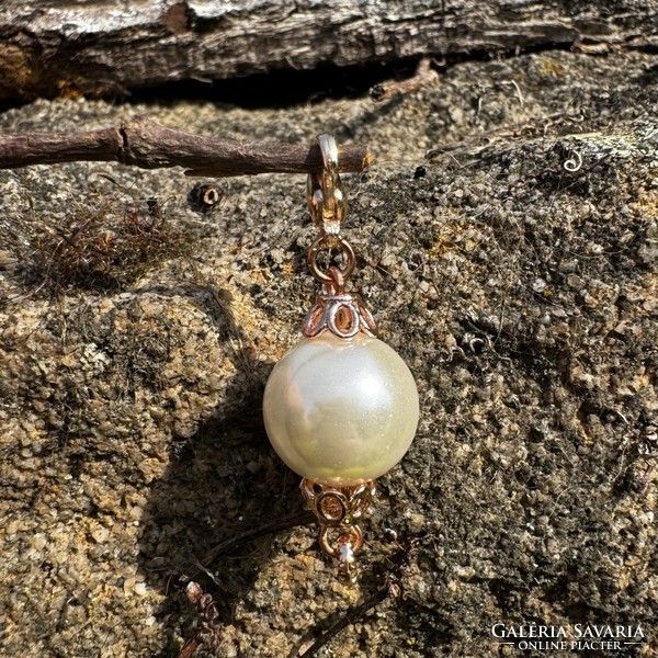 Fehér majorica gyöngyökből készült rozéarany - rózsaarany színű medál vagy charm, gyöngy ékszer