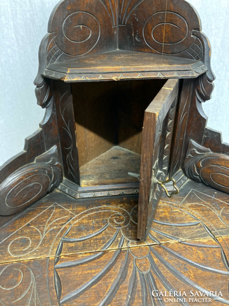 Gótikus sarok asztal dohány szekrénnyel