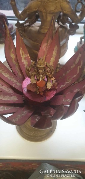 Kinyitható Lótuszvirág. Benne egy tibeti Buddha szobor. Utazáshoz is használható. 30 cm magas és 30