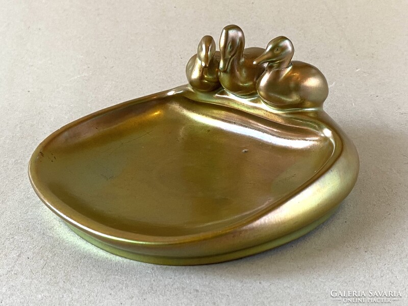 PAJZSPECSÉTES ARANY EOZIN SZÍNŰ ZSOLNAY PORCELÁN ÉKSZERTARTÓ TÁLKA 3 KACSA SZOBORRAL