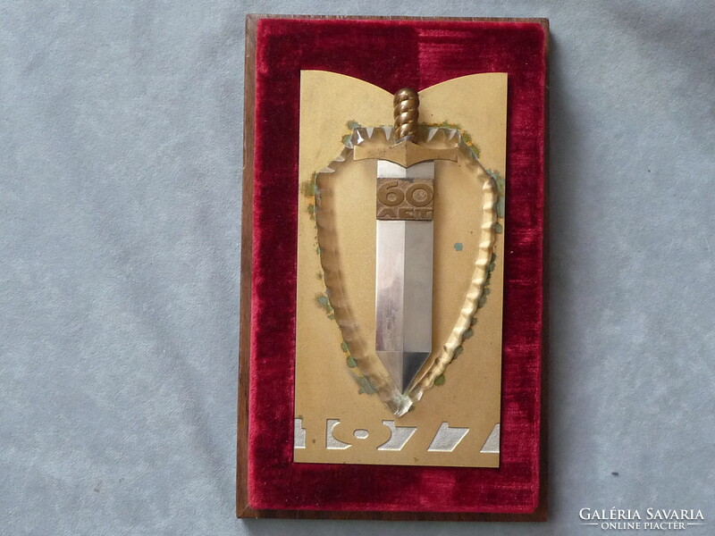 Ritka szovjet KGB emlék plakett 60 éves a KGB jubileumi plakett 1977 ből CCCP KGB tőr forma