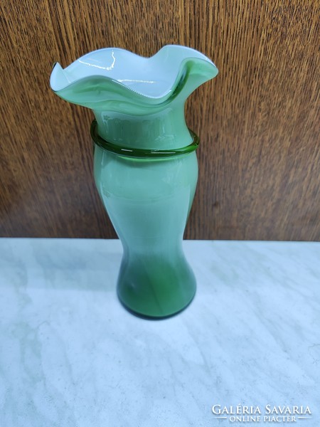 Fordos szájú üveg váza masnival