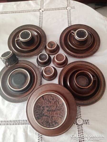 Karácsonyra:  Finn Arabia  Finland kerámia készlet : tányér, kávés csésze, alátét, tojástartó  + tál