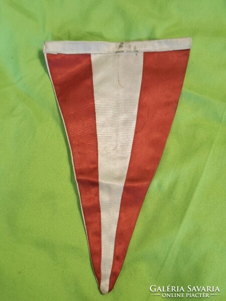 1971-es évekbeli Salzburgi sport zászló, első tulajdonostól, jó állapotban. Mérete: 23, 5 x  14cm