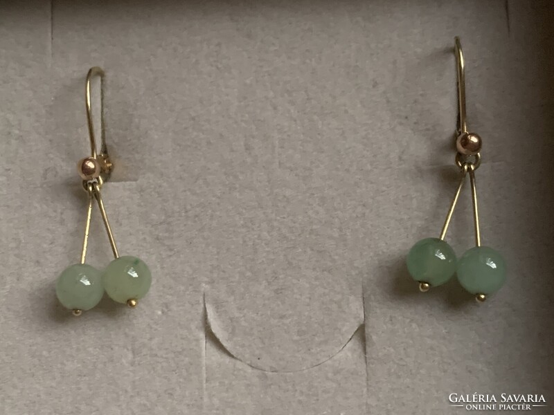 Jade gömbökkel modern arany fülbevaló
