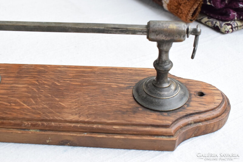 Bronz kéz forma antik Spitzer Salamon féle WC tartály lehúzó kar 33,5 x 7 cm + tölgyfa talpazat