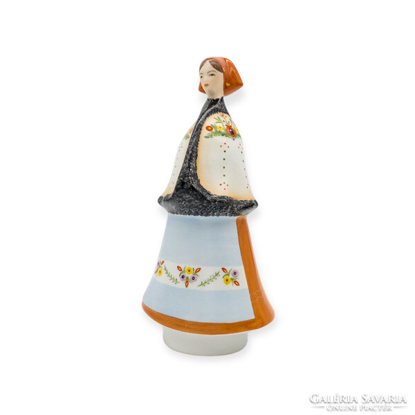 Népviseletes nő subában (102663)