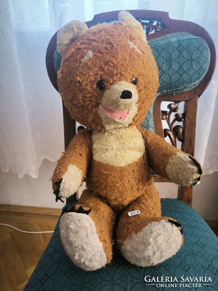 Macóka nevető Macika vagyok, néha picit brummogok.Régi ,szalma jàték maci vagyok ö.