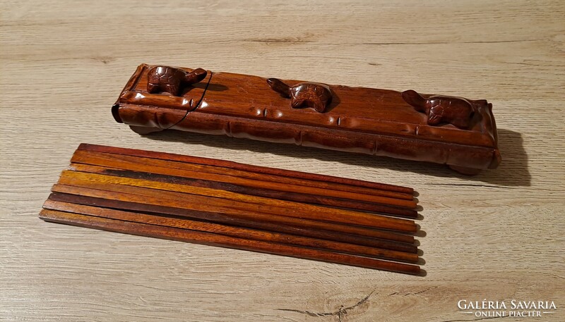 Vintage rózsafa evőpálcika tartó, teknős díszítéssel, 10 db evőpálcikával