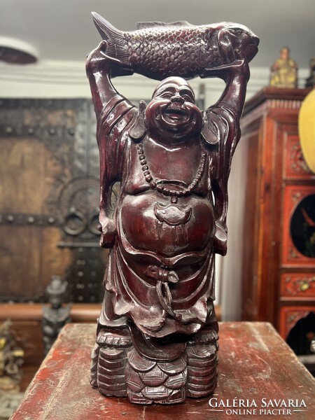 Hatalmas faragott trópusi fa, boldogság Buddha, keleti, ázsiai, japán, indiai