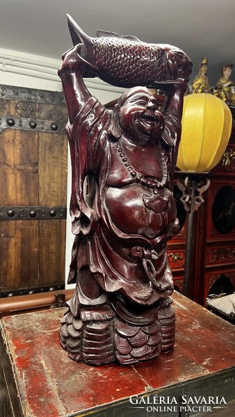Hatalmas faragott trópusi fa, boldogság Buddha, keleti, ázsiai, japán, indiai