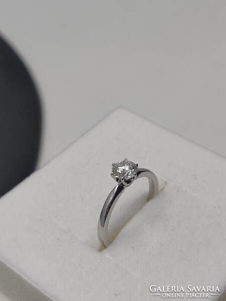 Fehérarany 18k szoliter gyémánt gyűrű 0,51ct F-vs1 certivel