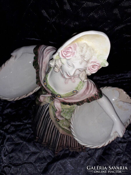 Terebélyes majolika festett kerámia kosaras nő szobor  Bernard Bloch