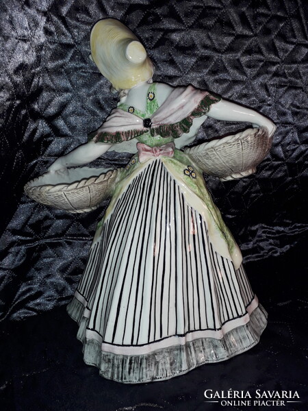 Terebélyes majolika festett kerámia kosaras nő szobor  Bernard Bloch