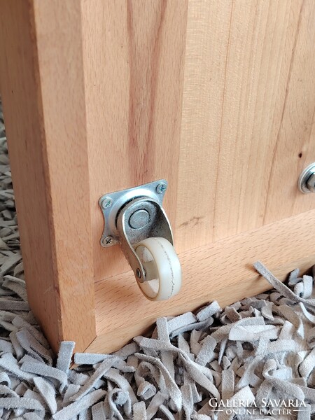 Design üveg asztal króm tölgyfa kerekekkel ALKUDHATÓ