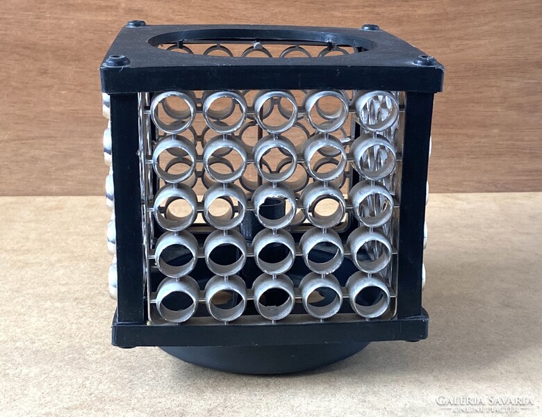 RETRO DESIGN, EZÜST ÉS FEKETE SZÍNŰ KOCKA ALAKÚ MŰANYAG ASZTALI LÁMPA