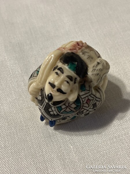 Kinai necuka amulet karcolt, kézzel festett, jelzett.