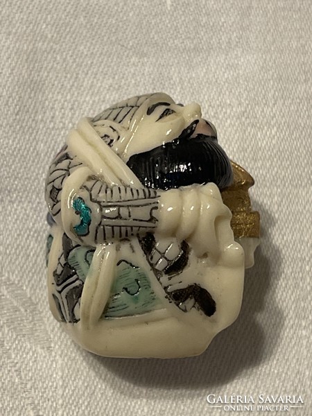 Kinai necuka amulet karcolt, kézzel festett, jelzett.