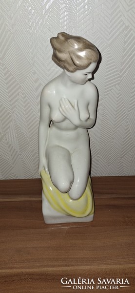 Hollóházi porcelán női akt szobor