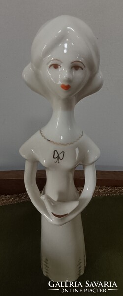 Aquincum porcelán lány, galambbal a kezében