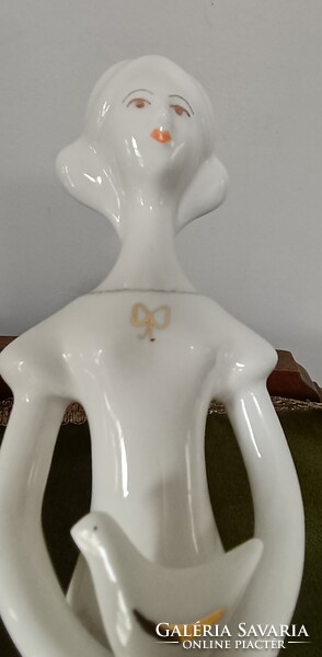Aquincum porcelán lány, galambbal a kezében