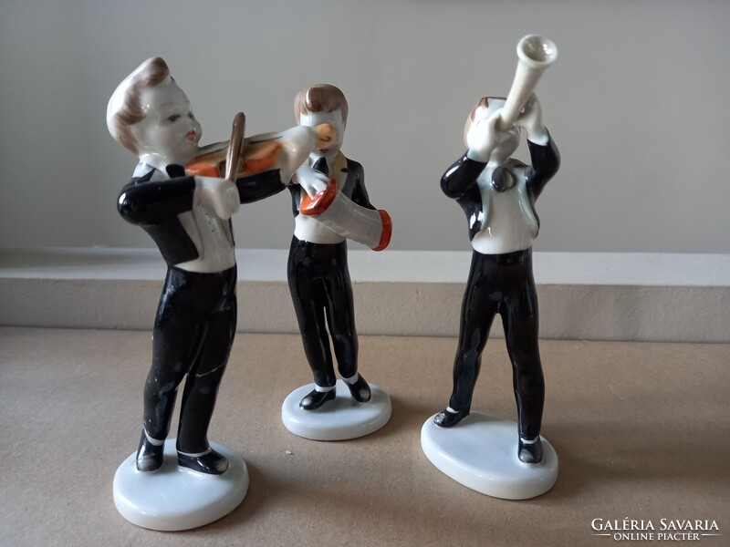 Három kézzel festett hollóházi porcelán figura, zenész fiúk: hegedűs, harmonikás és fúvós együtt