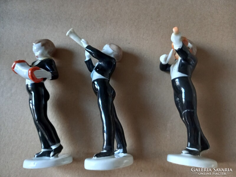 Három kézzel festett hollóházi porcelán figura, zenész fiúk: hegedűs, harmonikás és fúvós együtt