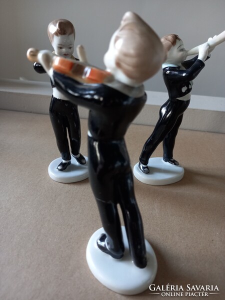 Három kézzel festett hollóházi porcelán figura, zenész fiúk: hegedűs, harmonikás és fúvós együtt
