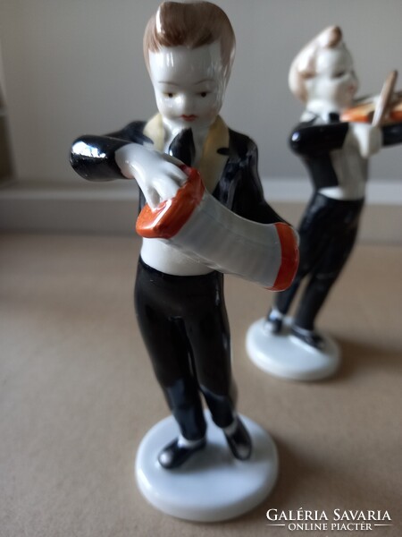 Három kézzel festett hollóházi porcelán figura, zenész fiúk: hegedűs, harmonikás és fúvós együtt