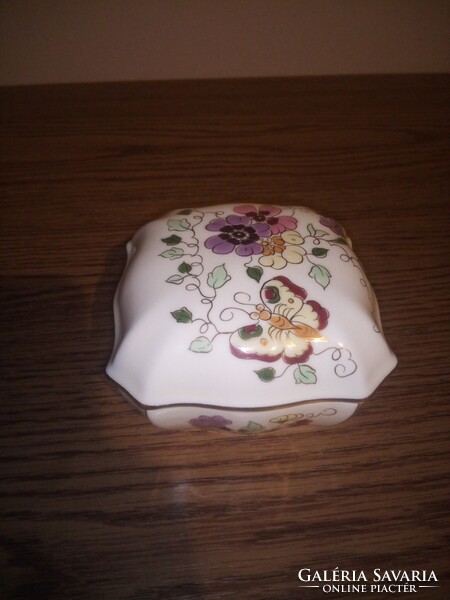 Zsolnay pillangó mintás porcelán bonbonier. 10,5 X 10,5 cm. Hibátlan. Jelzett