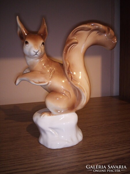 Royal Dux porcelán mókus. 24 cm. Jelzett.
