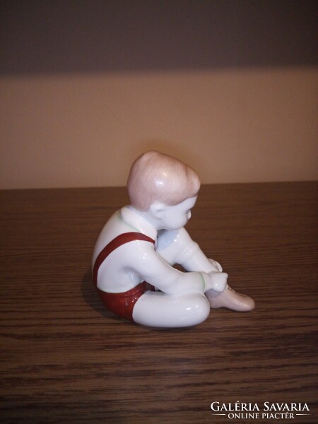 Aquincumi porcelán cipőt húzó, kötő fiú. Hibátlan. Jelzett