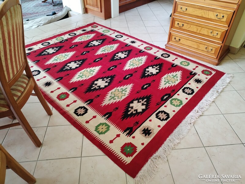 NAGYMÉRETŰ BORDÓ KILIM SZŐNYEG - 166x250 CM