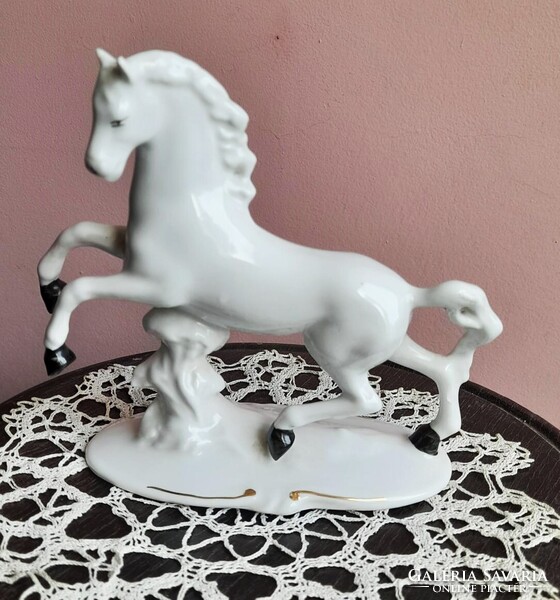 VITRINBŐL:Porcelán vágtató ló szobor