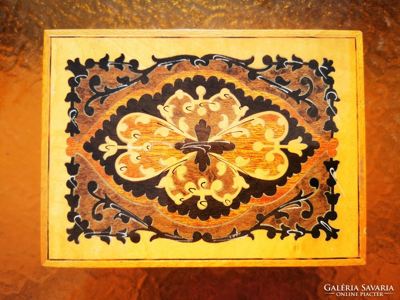 INTARZIÁS ZENÉLŐ FA DOBOZ