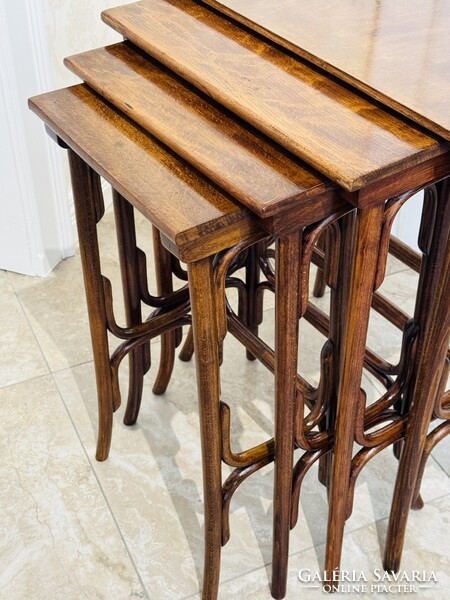 KINCSVADÁSZOKBÓL THONET lerakó asztal szett