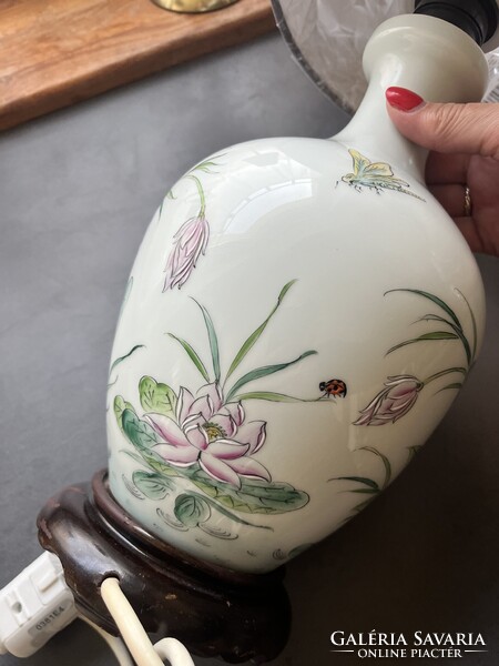 Régi kínai kézzel festett porcelán asztali lámpa fa talpazattal