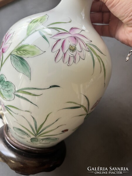 Régi kínai kézzel festett porcelán asztali lámpa fa talpazattal