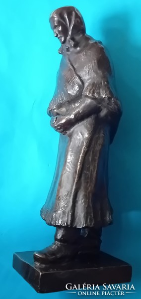 Csúcs Ferenc : Templomba menő , imakönyvvel .  bronz szobor