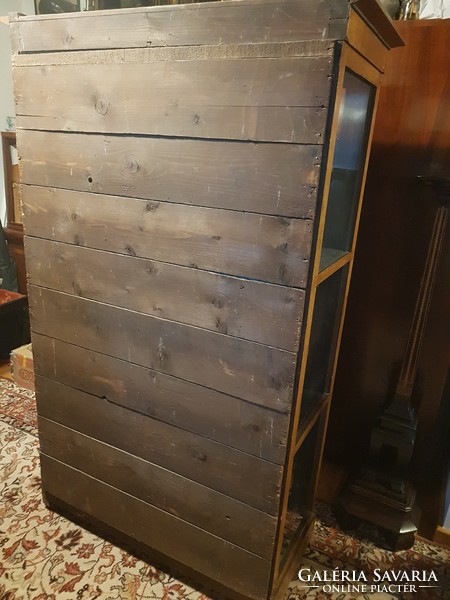 Tükrös, galériás, intarziás Bieder kis vitrin