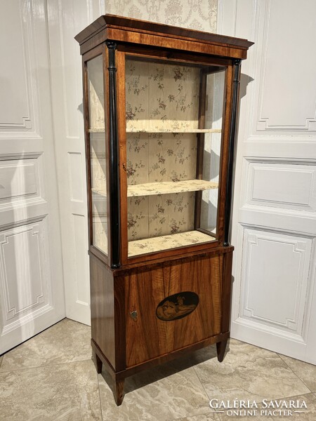 Empire-Biedermeier tusintarziás kisméretű vitrin
