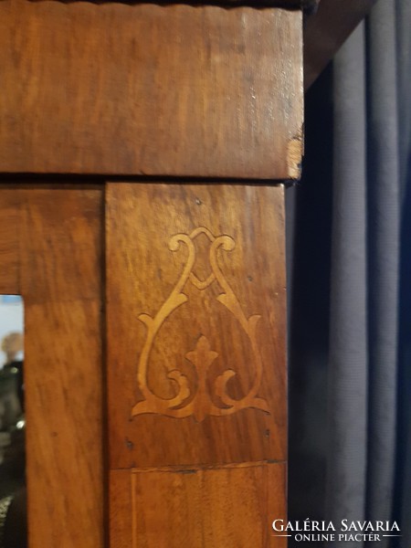 Tükrös, galériás, intarziás Bieder kis vitrin