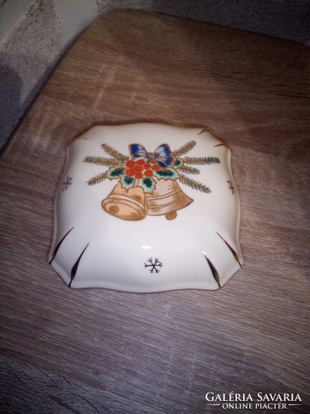 Zsolnay porcelán karácsonyi mintás bonbonier. 10,5 X 10,5 cm. Hibátlan. Jelzett
