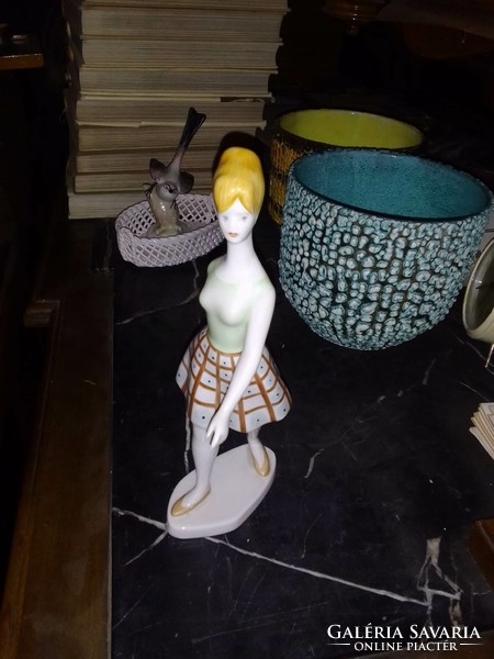 Hollóházi porcelánkisasszony