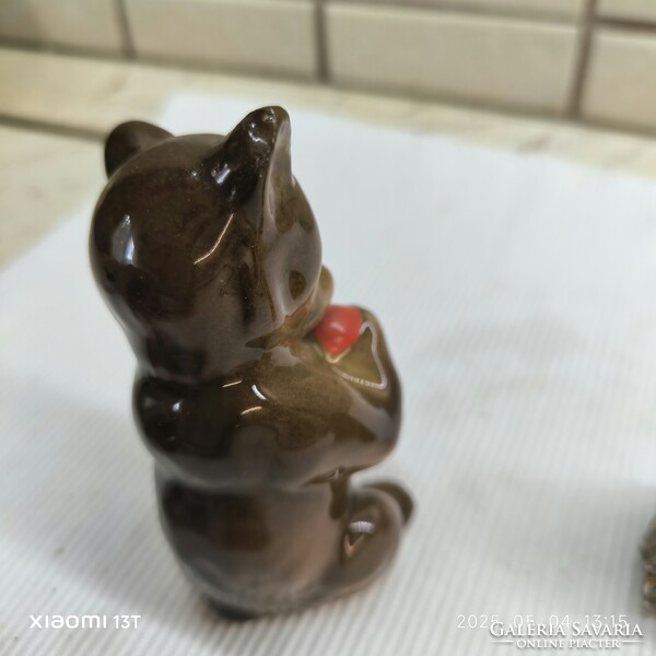 Mini porcelán figura medvebocs, málnát evő maci eladó!