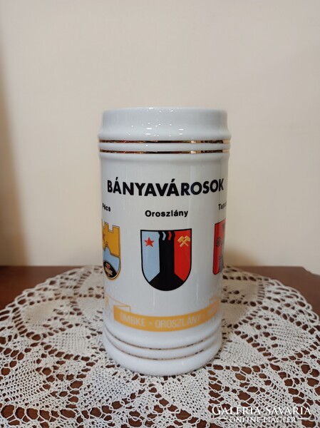 OMBKE Oroszlány  Tapolca Ajka Pècs Kazincbarcika Hollóházi bányász korsó, porcelán sörös korsó