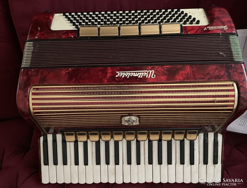 Eladó Weltmeister Gigantilli V harmonika, 120 basszusos, 11+5 hangszínváltós tangóharmonika